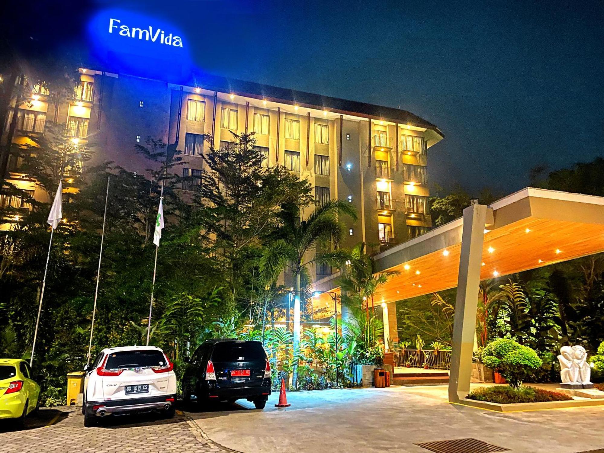 Famvida Hotel Lubuklinggau Exteriör bild